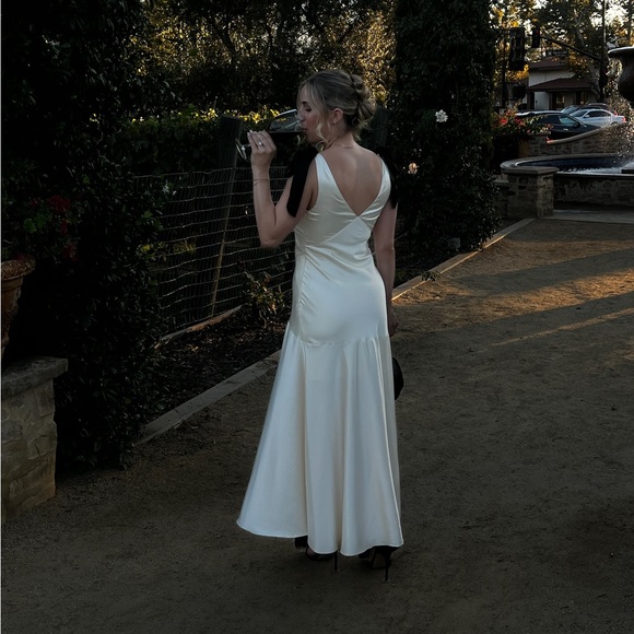 SELFIE LESLIE NEW YORK MINUTE BOW SHOULDER DRESS OYSTER - Picture 3 of 5